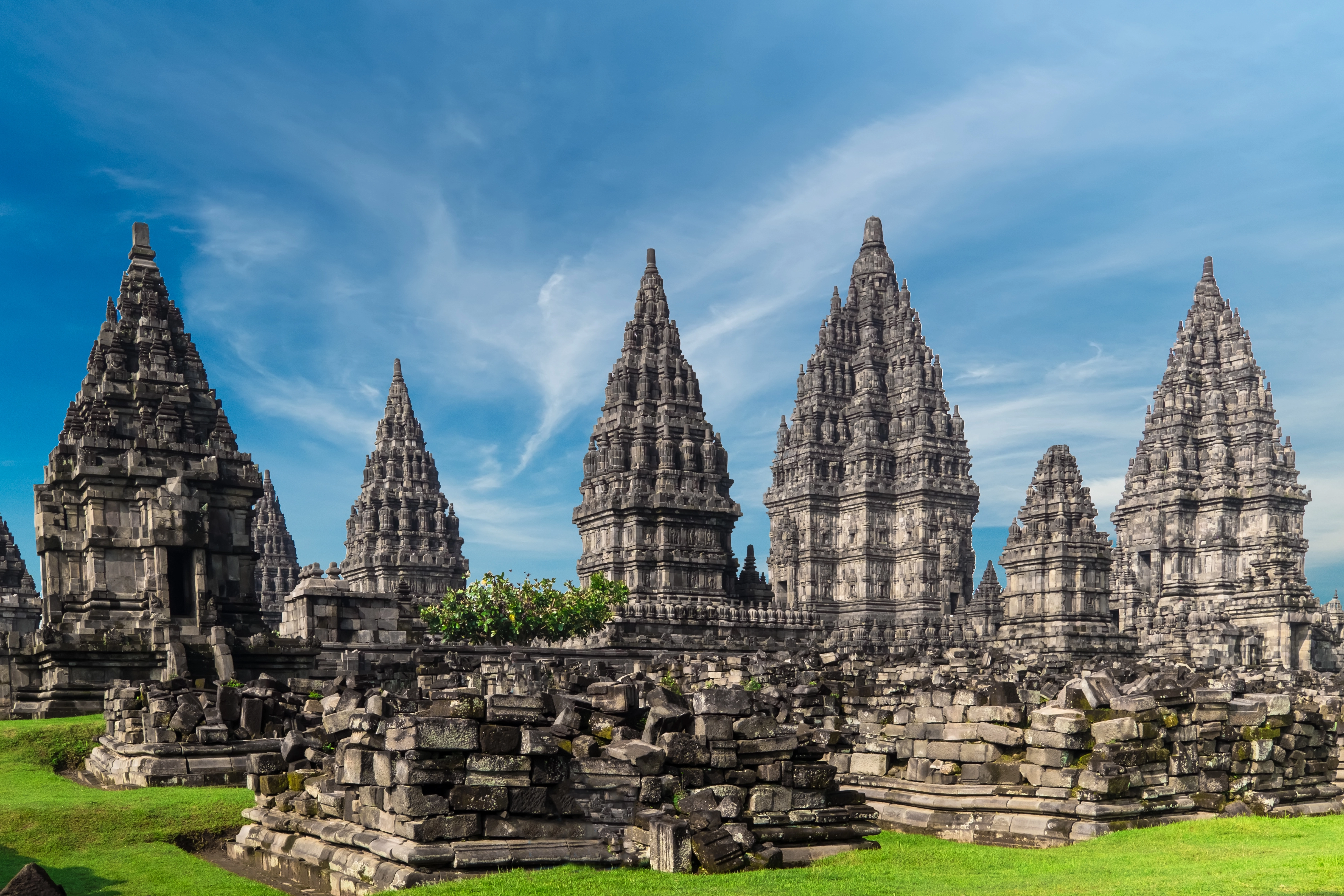 prambanan-lhindu-temple-ruins-java-indonesia