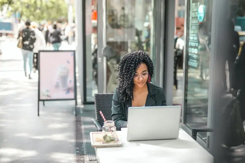 seorang freelancer wanita sedang bekerja di depan laptop